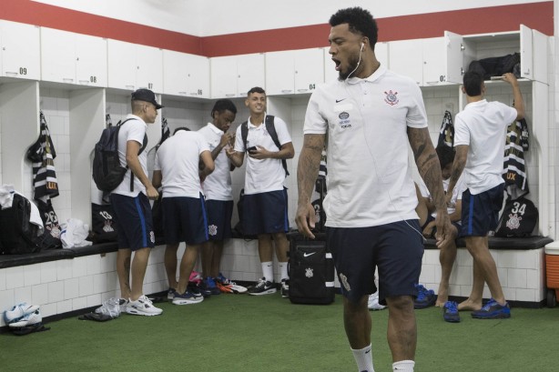 Kazim descontraido antes de encarar o São Paulo, pelo Paulistão