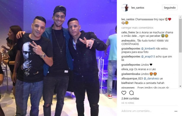 Lo Santos posa para foto ao lado de Gustavo (irmo) e Guilherme