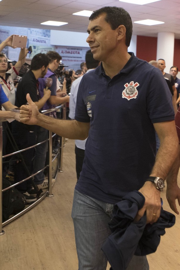 Técnico Fábio Carille cumprimenta torcedores antes de encarar o São Paulo, pelo Paulistão