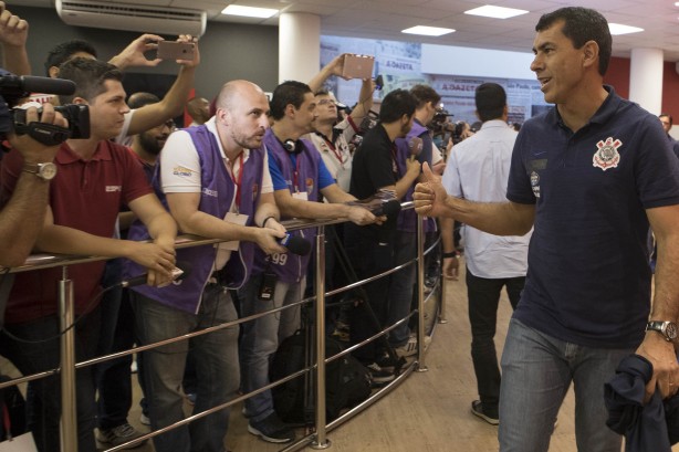 Técnico Fábio Carille cumprimenta torcedores antes de encarar o São Paulo, pelo Paulistão