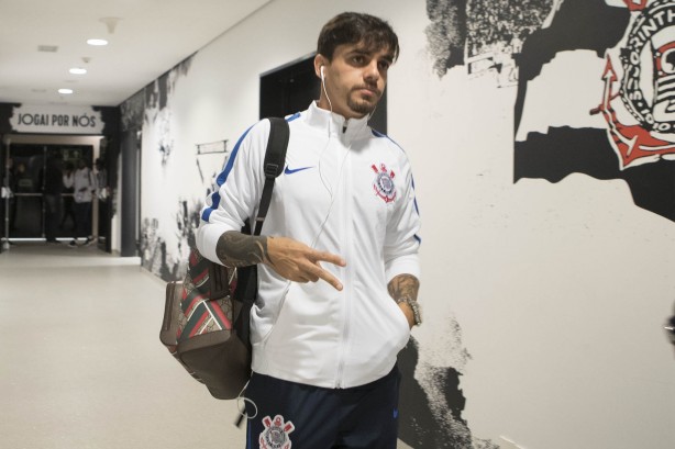 Fagner chegando à Arena para enfrentar o Internacional, pela Copa do Brasil
