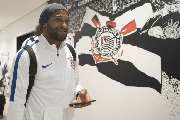 Fellipe Bastos chegando à Arena para enfrentar o Internacional, pela Copa do Brasil
