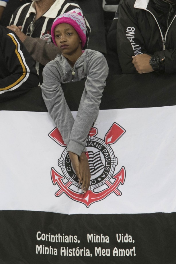 Garotinho entristecido com a eliminação na Arena, diante o Internacional