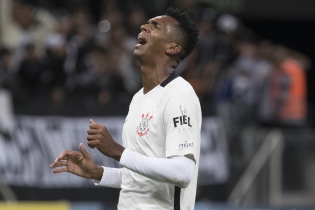 Jô lamentando oportunidade perdida diante o Internacional, na Arena