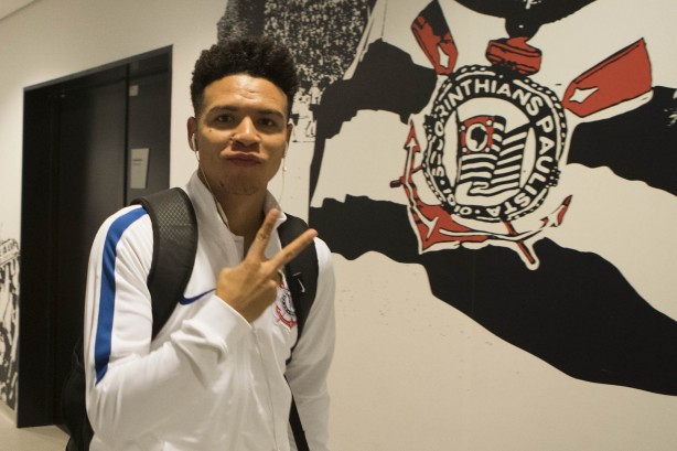 Marquinhos Gabriel acena para foto na chegada à Arena para enfrentar o Internacional