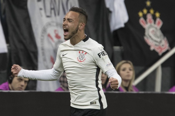 Maycon vibra com o tento marcado contra o Internacional, pela Copa do Brasil, na Arena