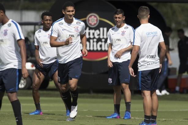Elenco trabalhou forte na véspera do clássico