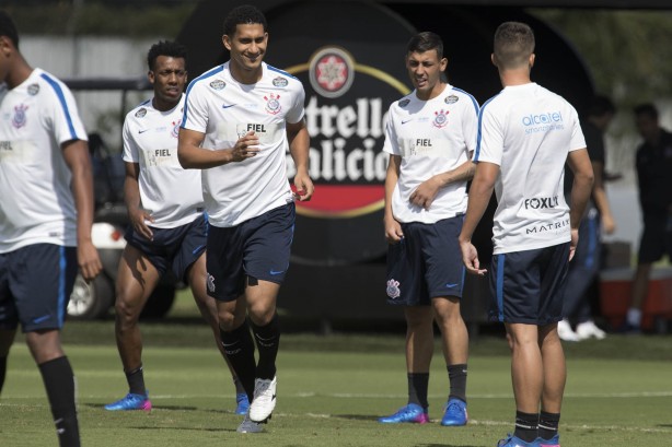 Elenco trabalhou forte na vspera do clssico