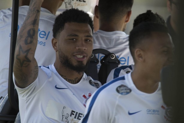 Kazim pegou carona com Arana pelo CT do Timão neste sábado