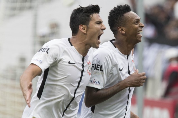 Balbuena e Jô vibram com o gol do atacante diante o São Paulo, na Arena
