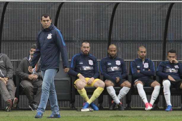Carille e jogadores do branco observam a partida contra o São Paulo, pelo Paulistão