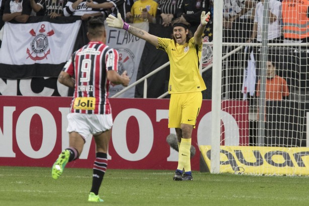 Cássio reclama durante partida contra o São Paulo, na Arena