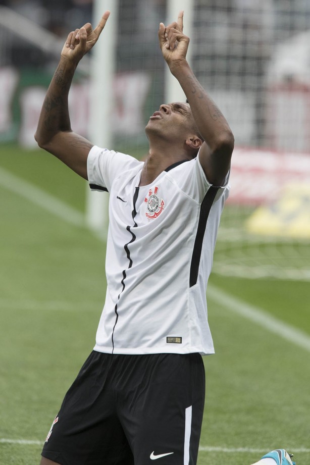 Jô marcou mais uma vez em clássico e garantiu o empate contra o São Paulo