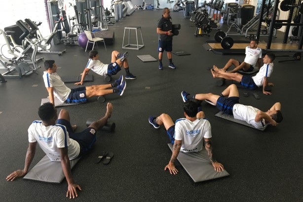 Jogadores na academia após ser eliminado pelo Internacional, na Arena