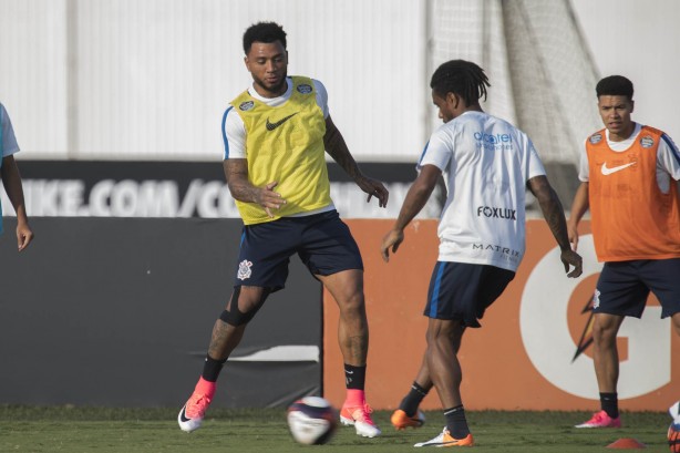 Kazim durante reapresentação do time após ser eliminado pelo Internacional, na Arena