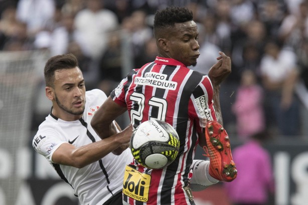 Maycon em dividida com jogador do São Paulo, na Arena, pela semifinal do Paulistão