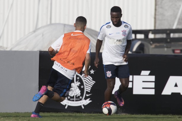 Mendoza durante reapresentação do time após ser eliminado pelo Internacional, na Arena