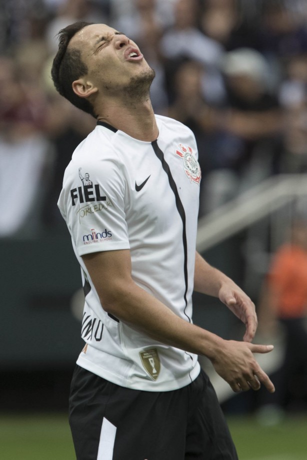 Rodriguinho lamenta chance perdida diante o São Paulo, na Arena, pelo Paulistão