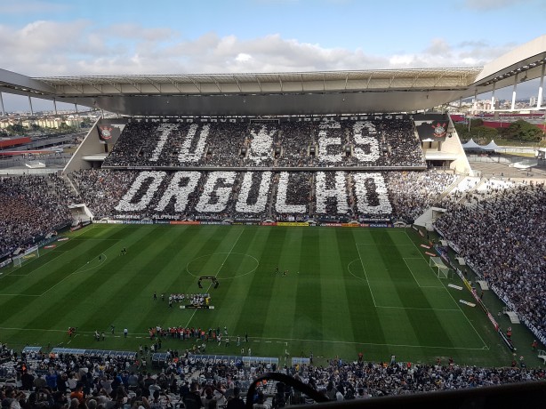 Torcedores ergueram mosaico antes de a bola rolar