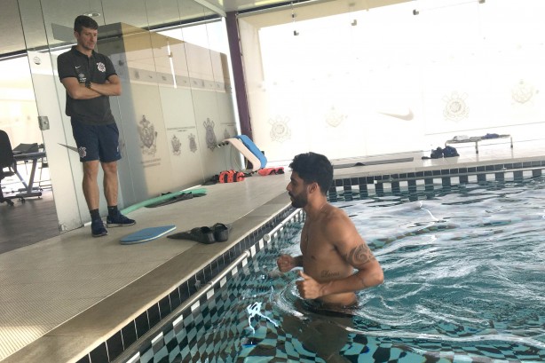 Zagueiro Vilson fazendo trabalho na piscina
