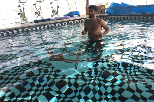 Zagueiro Vilson fazendo trabalho na piscina