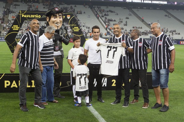 Baslio durante a apresentao de Jadson  torcida na Arena, com a camisa 77