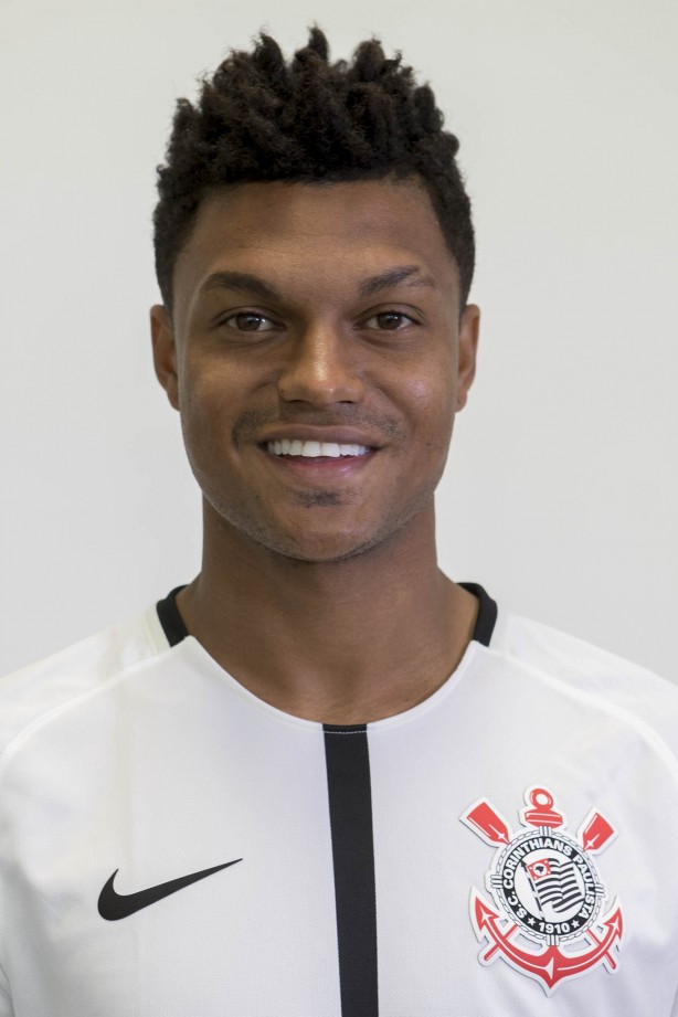 Bruno Paulo em foto 3x4 com a camisa principal para temporada 2017