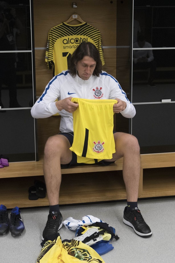 Cássio arrumando o manto sagrado antes da semifinal contra o São Paulo, na Arena