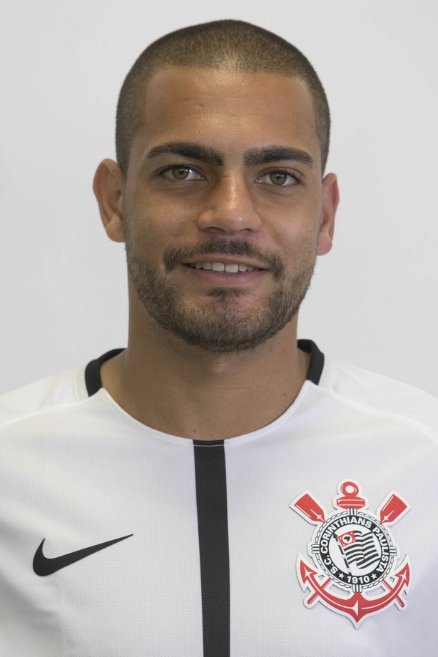 Clayton em foto 3x4 com a camisa principal para temporada 2017