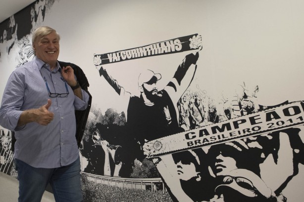 Flávio Adauto chegando à Arena para assistir a semifinal entre Corinthians e São Paulo