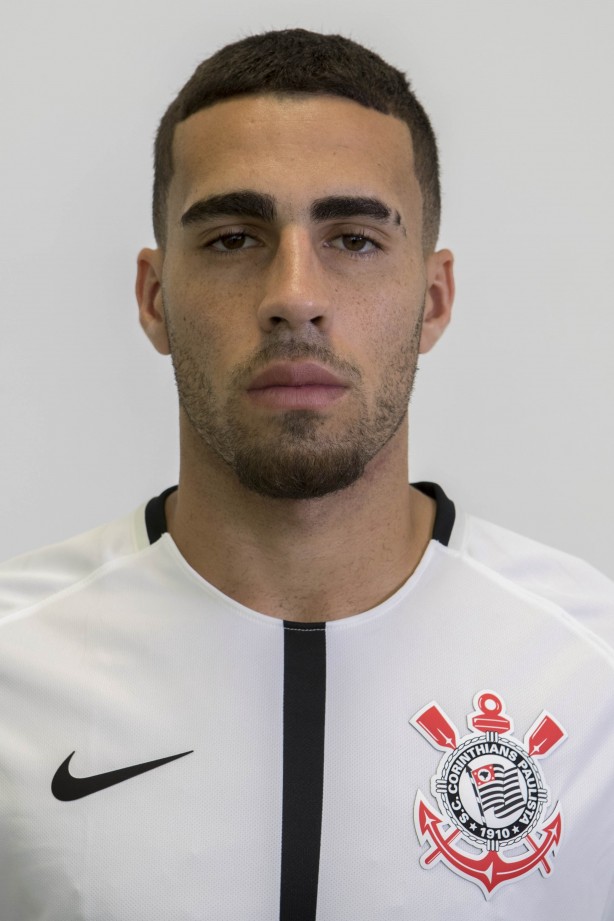 Gabriel em foto 3x4 com a camisa principal para temporada 2017