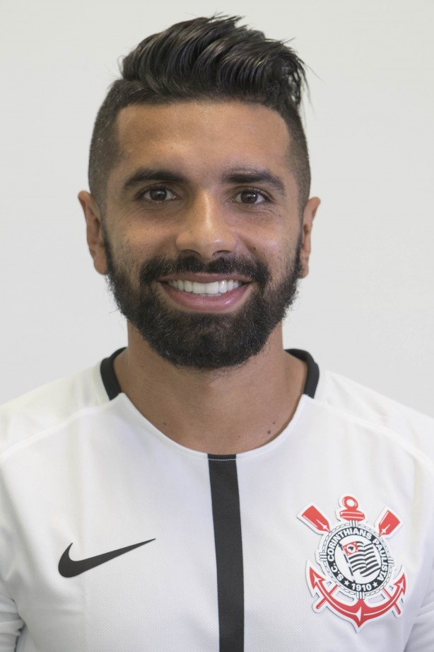 Guilherme em foto 3x4 com a camisa principal para temporada 2017