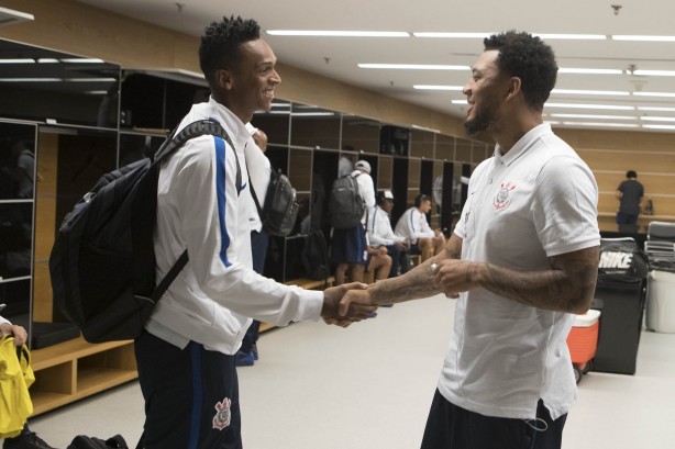Jô e Kazim se cumprimentam antes da semifinal contra o São Paulo, na Arena