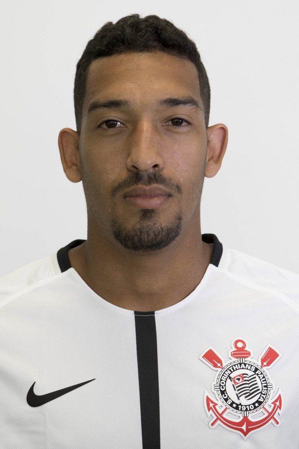 Léo Príncipe em foto 3x4 com a camisa principal para temporada 2017