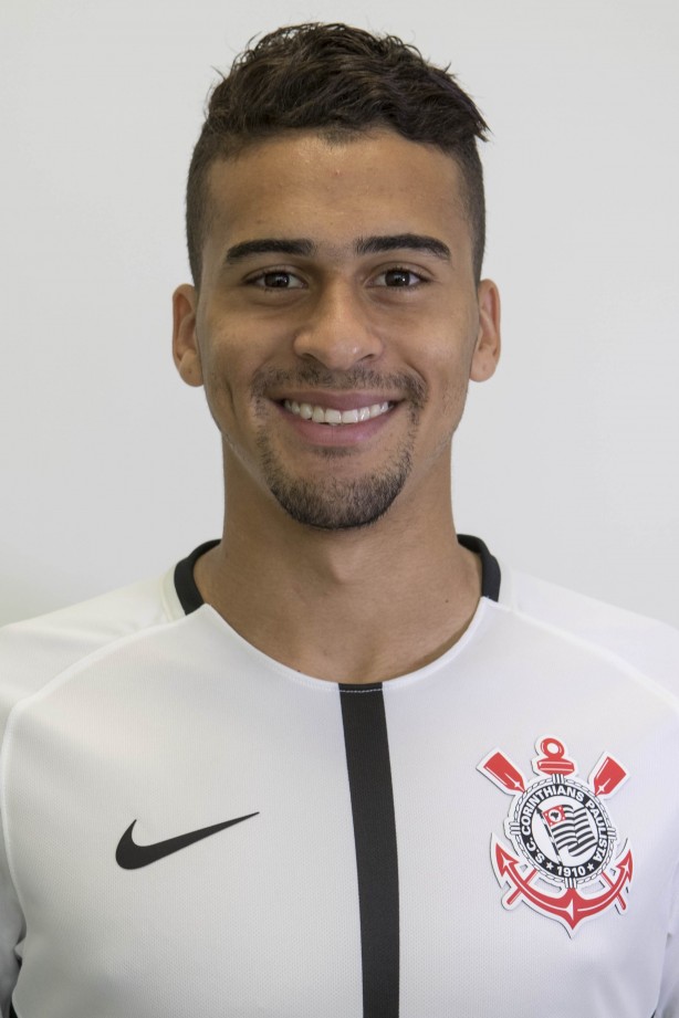 Léo Santos em foto 3x4 com a camisa principal para temporada 2017