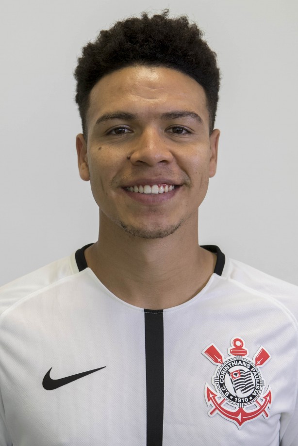 Marquinhos Gabriel em foto 3x4 com a camisa principal para temporada 2017