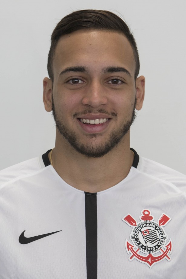 Maycon em foto 3x4 com a camisa principal para temporada 2017