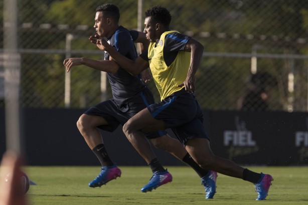 No mano a mano, Léo Jabá e Moisés disputam a bola