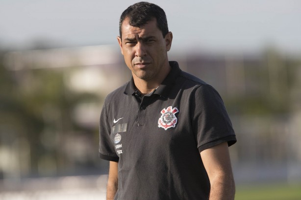 O técnico Fábio Carille comandou a atividade tática