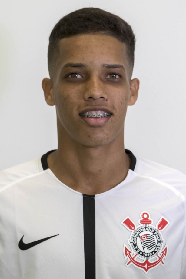 Pedrinho em foto 3x4 com a camisa principal para temporada 2017