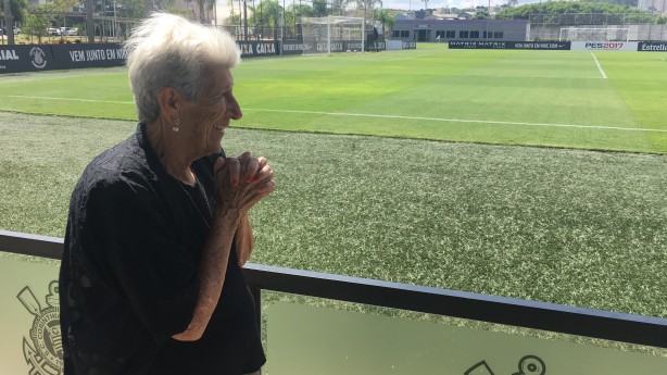 Vó Lina aguardando ansiosamente pela chegada de Cássio