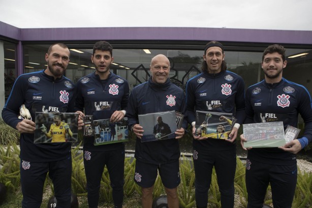 Aps o treino, profissionais foram homenageados pelo Dia do Goleiro