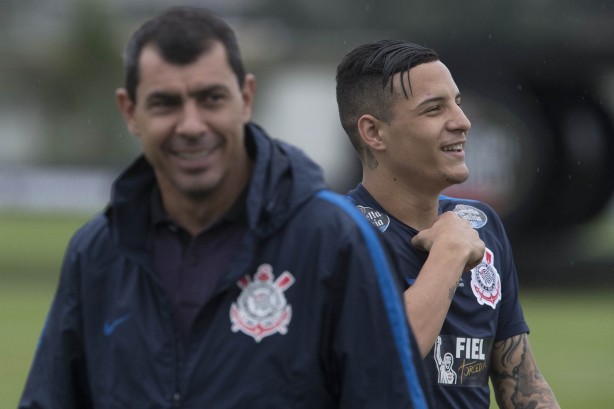 Em campo, Fábio Carille comandou a atividade