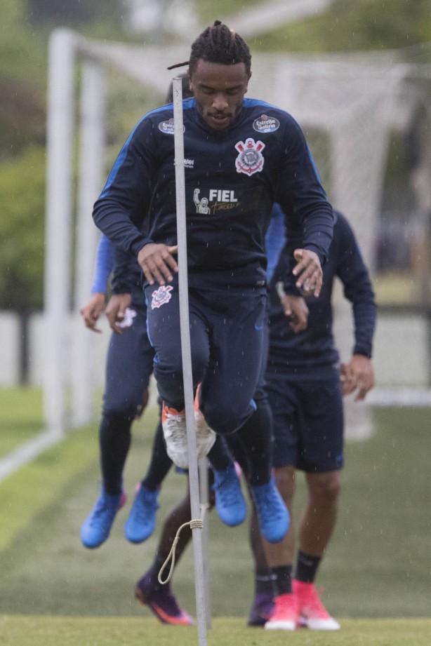 Mendoza, que recusa uma saída por empréstimo, participou do treino