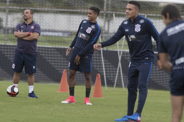 O treino ficou marcado pela escalação de Pedrinho no lugar de Jadson