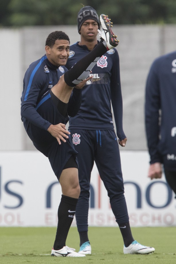 Pablo se alongando para começar o treino preparatório para a final contra a Ponte