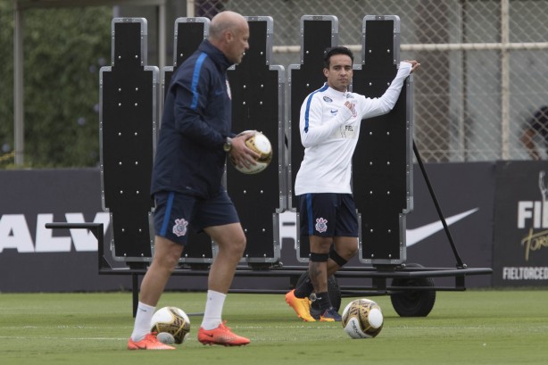 Jadson observa trabalho do preparador Mauri Lima