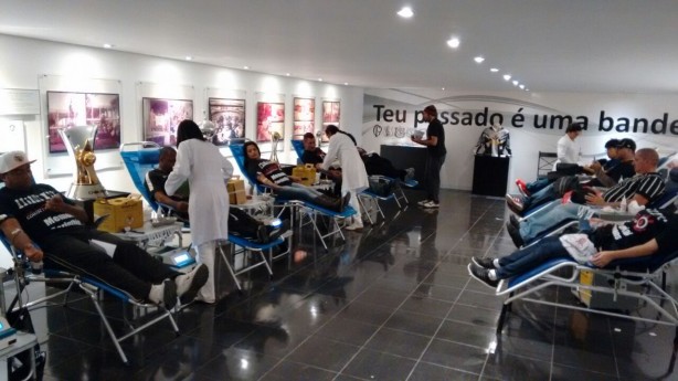 Torcedores puderam realizar doação ao lado de troféus e camisas históricas
