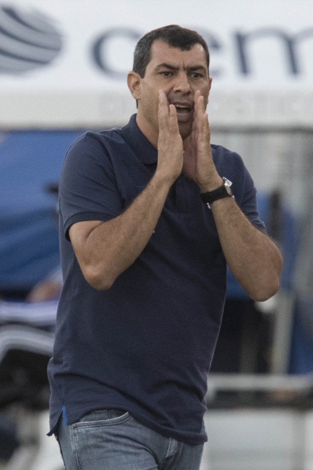 Carille comandando o time à beira do gramado do Moisés Lucarelli