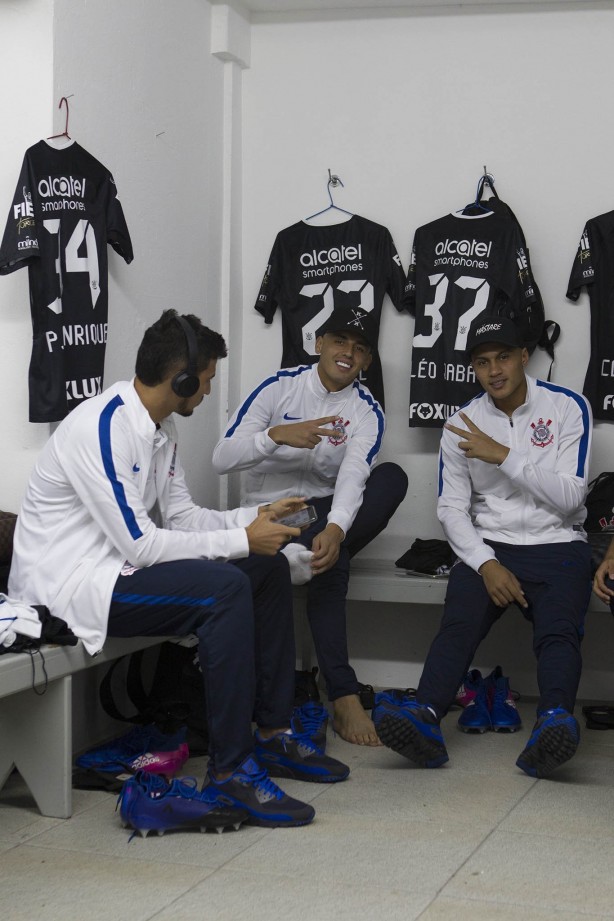 Jogadores reunidos no vestiário antes de Ponte Preta e Corinthians, pela final do Paulistão
